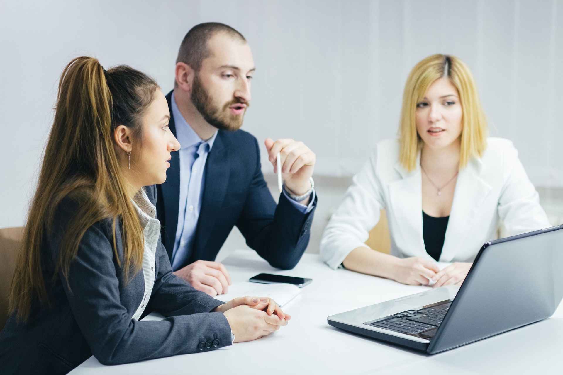 Equipe de negócios discutindo